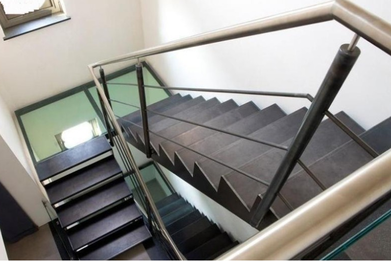 Виды ограждений лестниц для частного дома