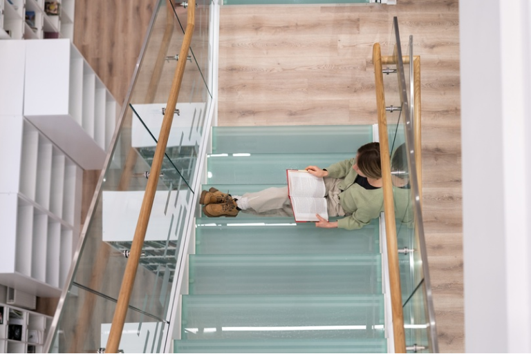 Стекло в интерьере: дизайн и особенности применения